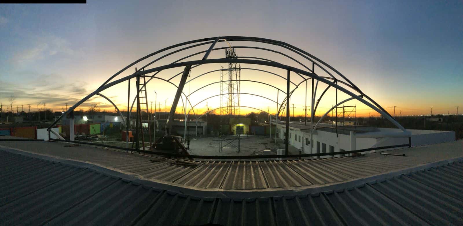 Detalle del tejido de la lona de la velaria, brindando sombra al patio escolar.