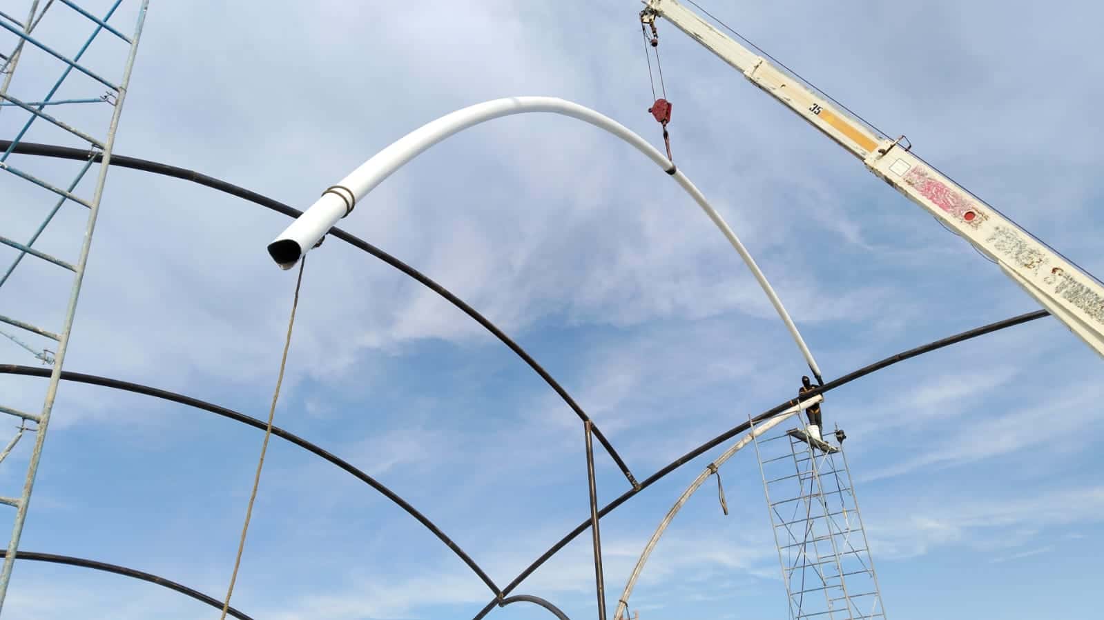 Panorámica del patio escolar techado, un espacio funcional y seguro.