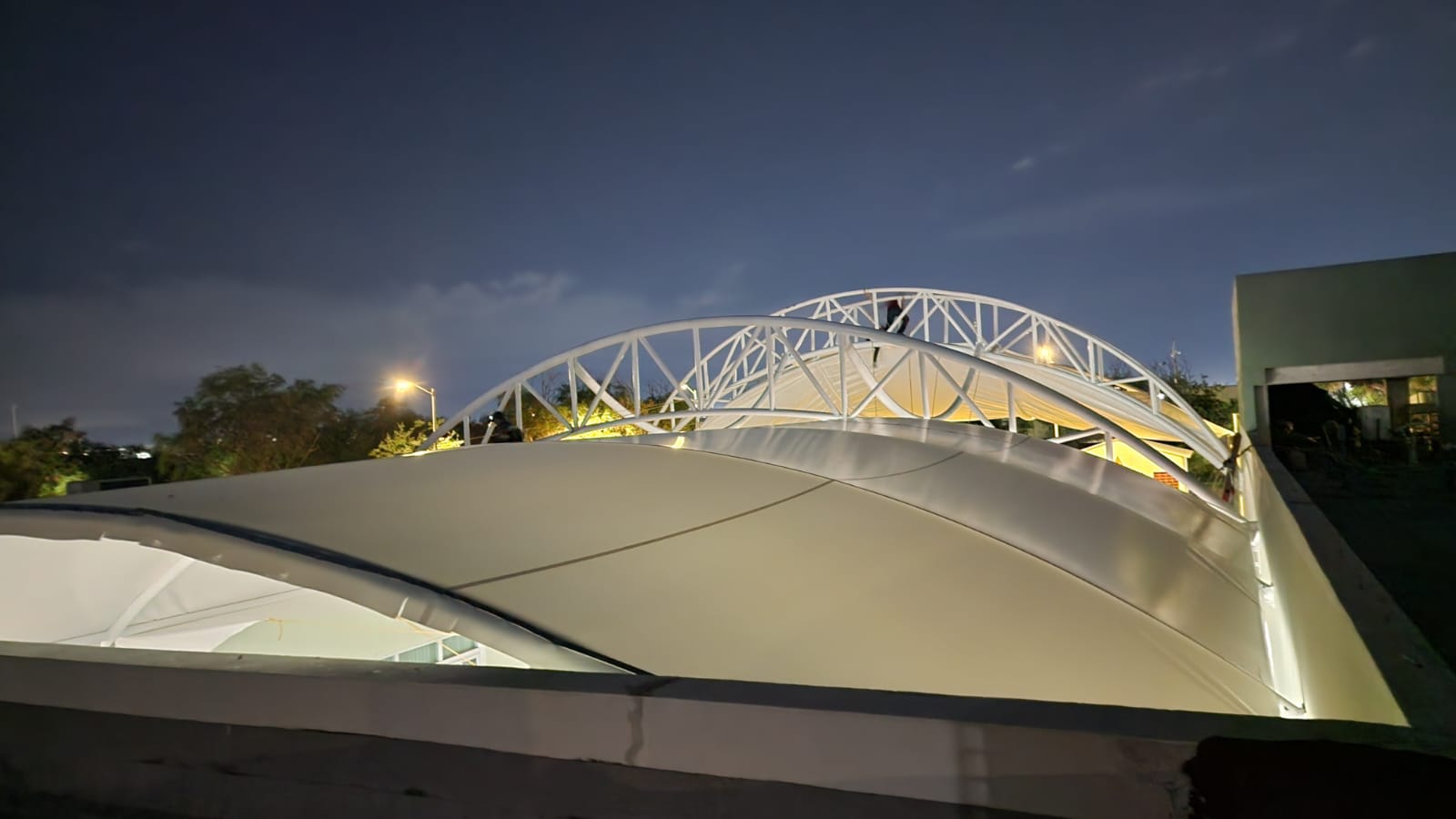 Detalle de la membrana que filtra la luz solar para el crecimiento de plantas.