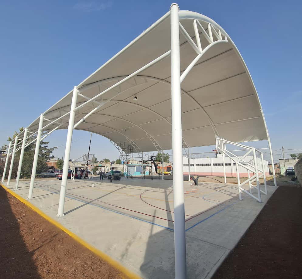 Estructura y anclajes de la cubierta para la cancha de usos múltiples.