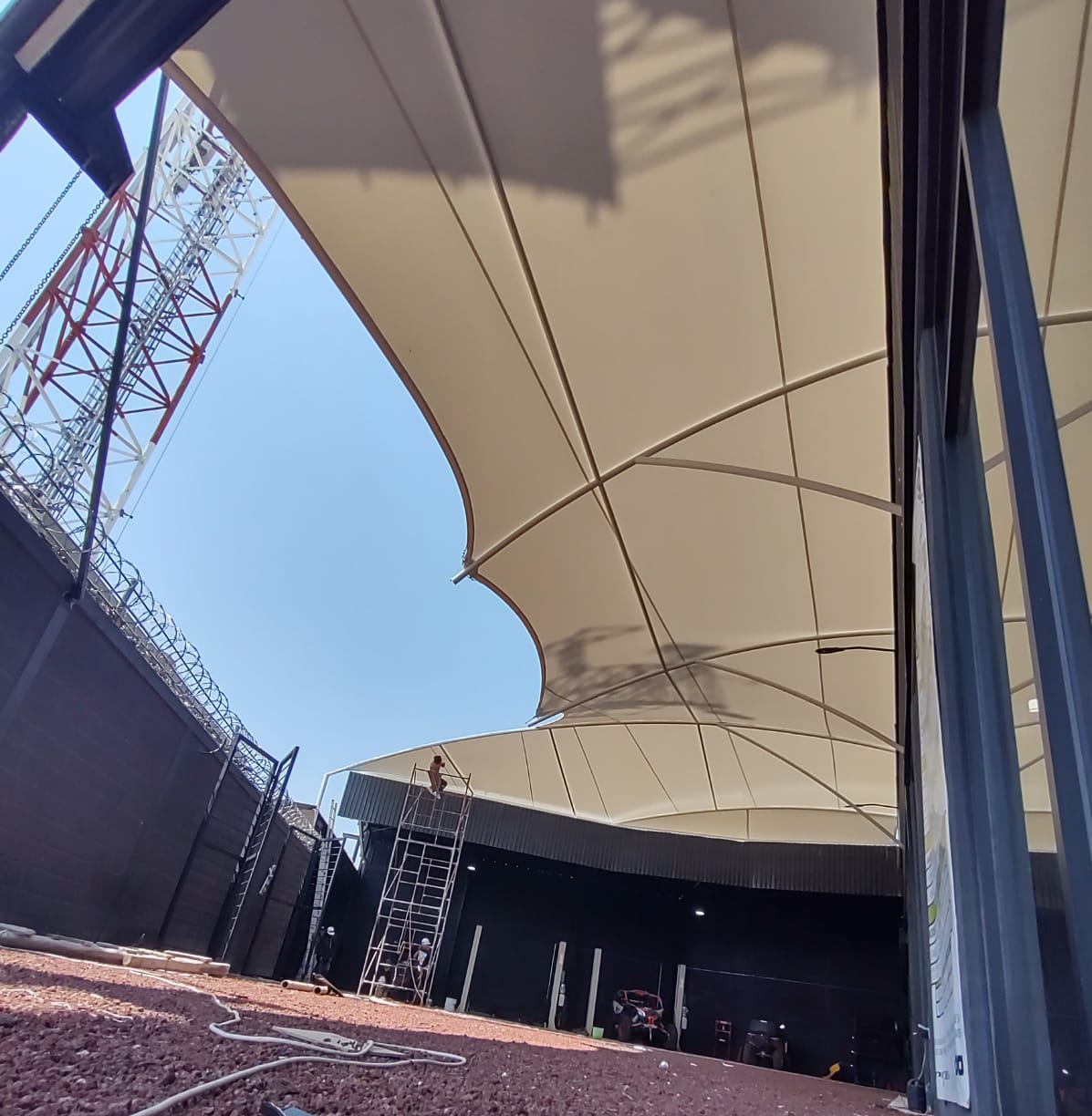 Estructura de la cubierta protegiendo la entrada del proyecto Razer.