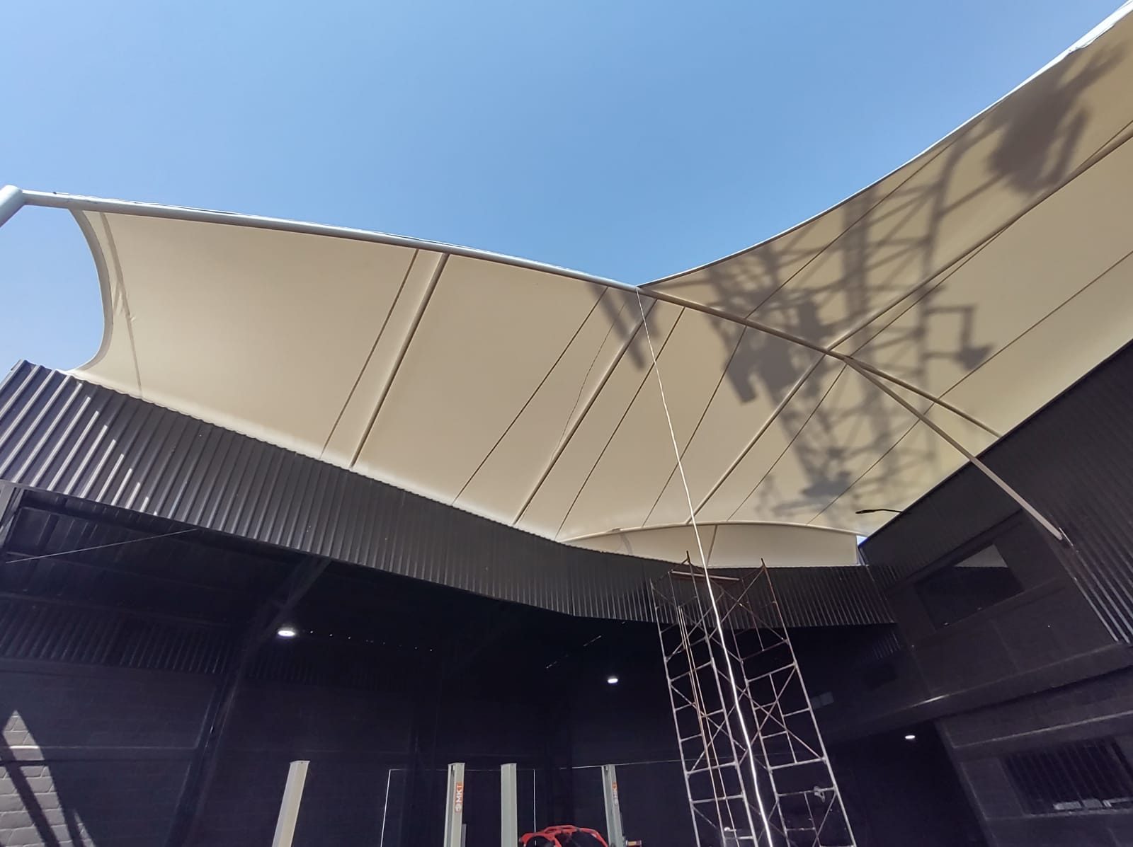 Panorámica del espacio exterior mejorado con la velaria de Velarias México.