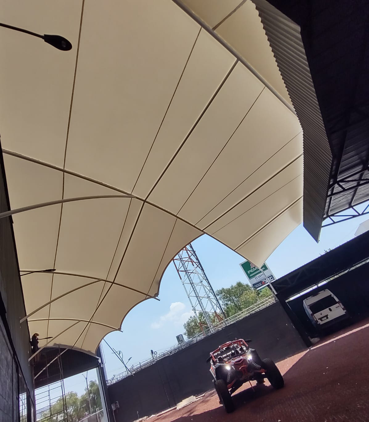 Juego de sombras y diseño moderno de la velaria en Pachuca.