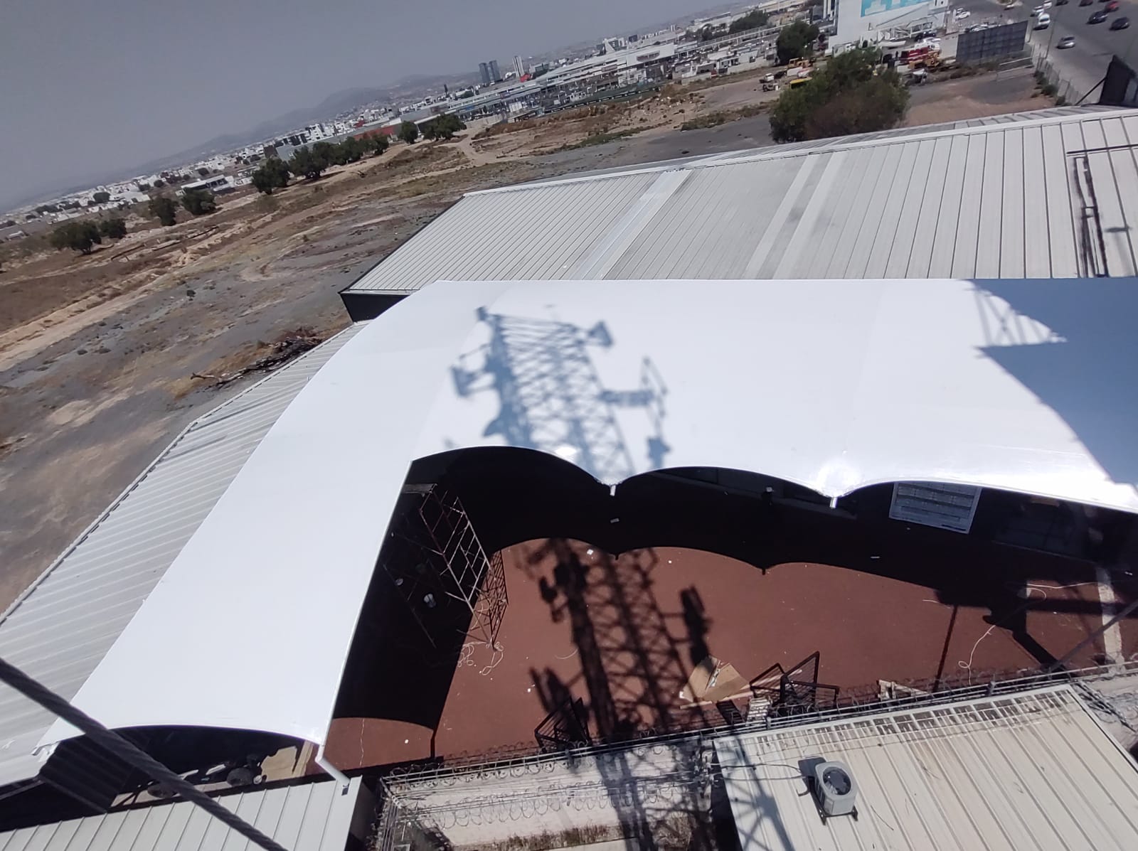 Vista lateral de la instalación, mostrando la integración con la arquitectura del lugar.