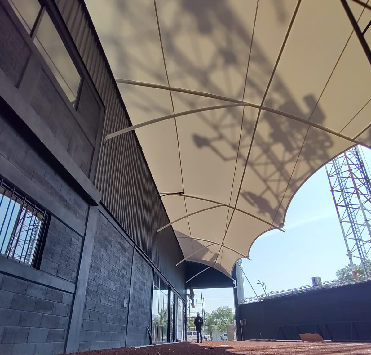 Protección solar y diseño vanguardista para un proyecto de marca en Pachuca.