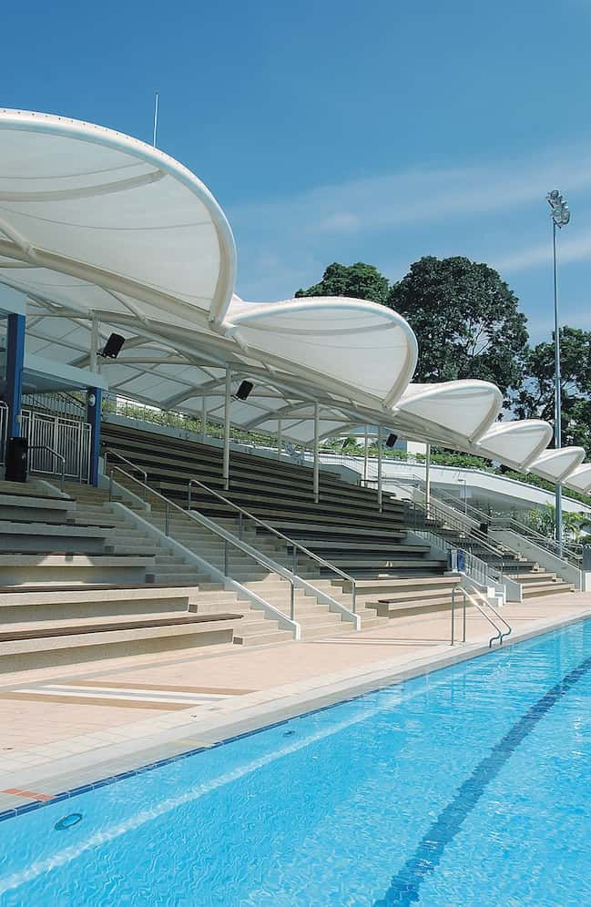 Área de alberca con sombra, protegida por una tensoestructura moderna.