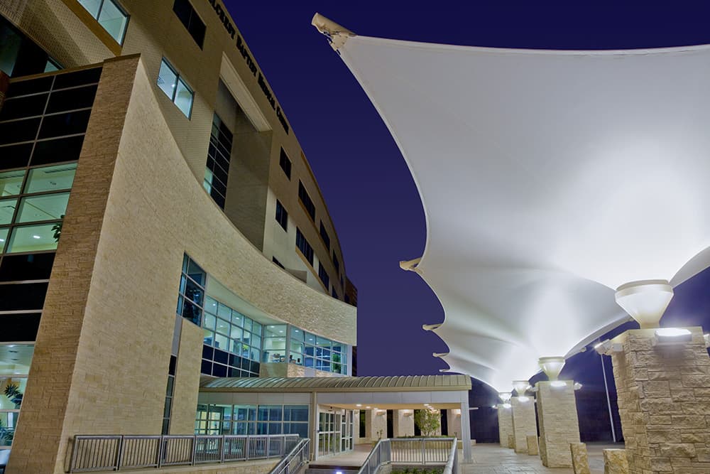 Equipo profesional durante la instalación de una velaria a medida.