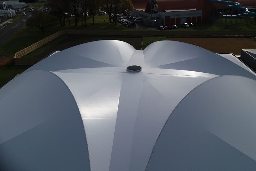 Impresionante tensoestructura cubriendo un auditorio o espacio público.